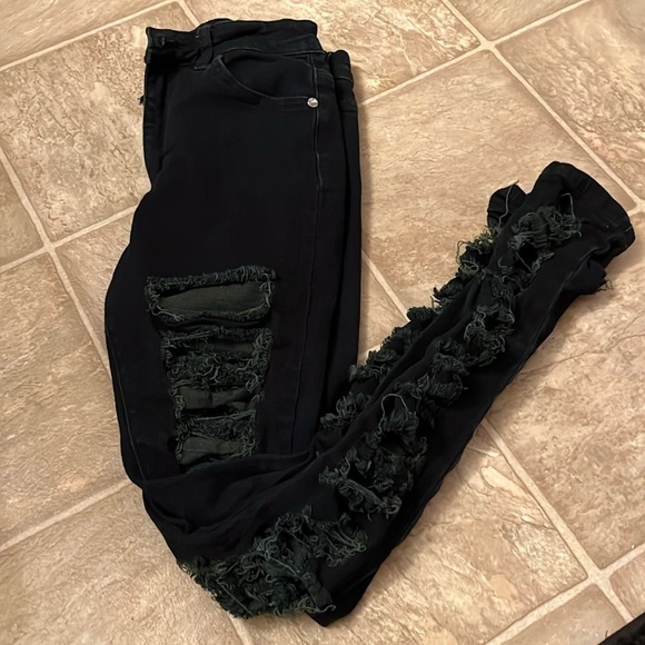 VIP Super Distressed Skinny Jeans 🖤 - Picture 1 of 4
